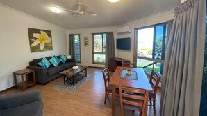 Living area - Sunset Cabins - Beachfront Cabin with Sea View. Queen bed, Laundry, full kitchen and Bathroom. Deck with BBQ (Seventeen Seventy)