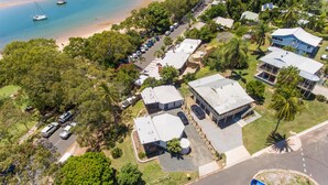 Exterior - Sunset Cabins - Beachfront Cabin with Sea View. Queen bed, Laundry, full kitchen and Bathroom. Deck with BBQ (Seventeen Seventy)