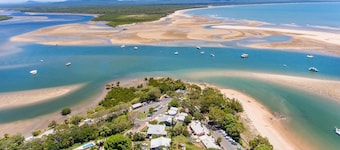 Sunset Cabins - Beachfront Cabin with Sea View. Queen bed, Laundry, full kitchen and Bathroom. Deck with BBQ
