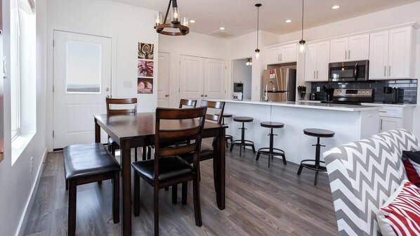 Dining - Luxury 3-bedroom house with private hot tub! (Kanab)
