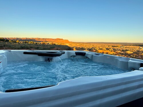 Luxury 3-bedroom house with private hot tub! 