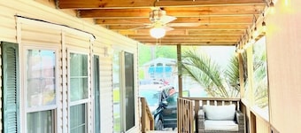 Amazing 1 bedroom cabin inside gated community in Elberta Al