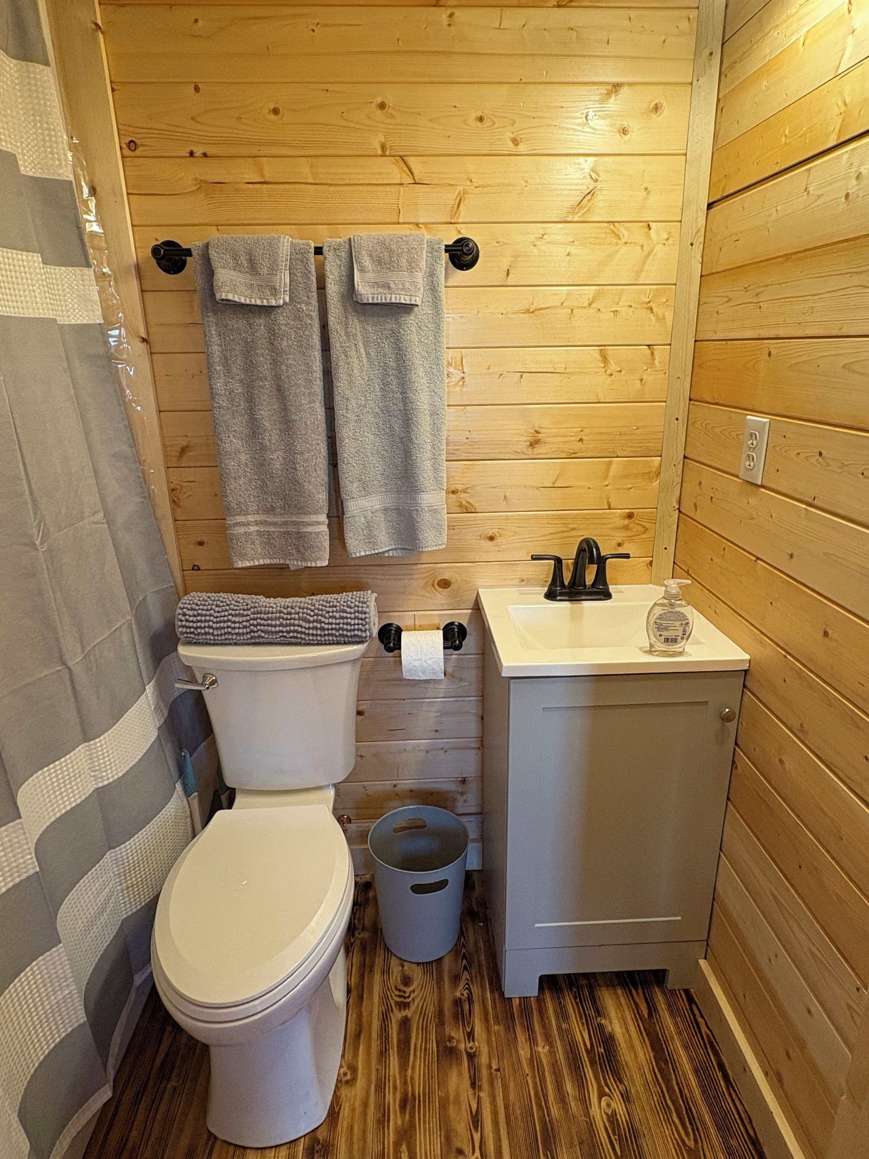 Regadera, toallas, jabón, papel de baño 