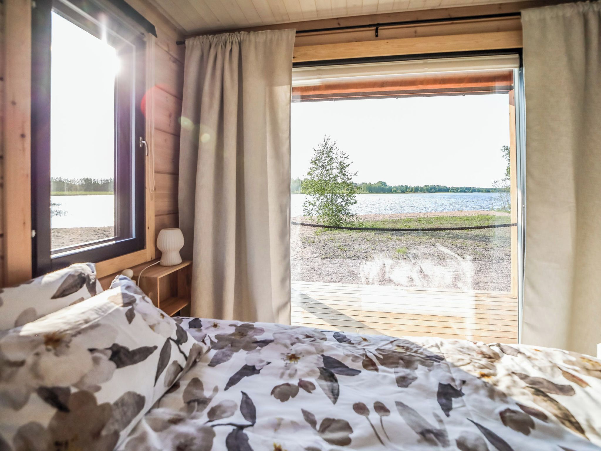 Makuuhuoneessa on sänky, yöpöytä ja ikkuna, josta avautuu näkymä järvelle.