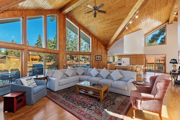 Maison supérieure, 4 chambres, foyer, vue sur le lac | Salle de séjour | Téléviseur connecté de 50 po avec télévision numérique, foyer