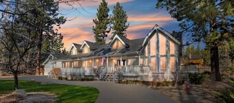 Lakefront Estate with Views and Hot tub