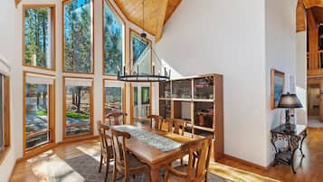 Casa superior, 4 habitaciones, chimenea, vista al lago | Servicio a la habitación
