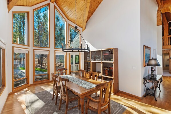 Superior House, 4 Bedrooms, Fireplace, Lake View | In-room dining