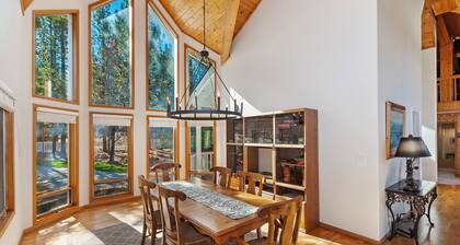 Lakefront Estate with Views and Hot tub