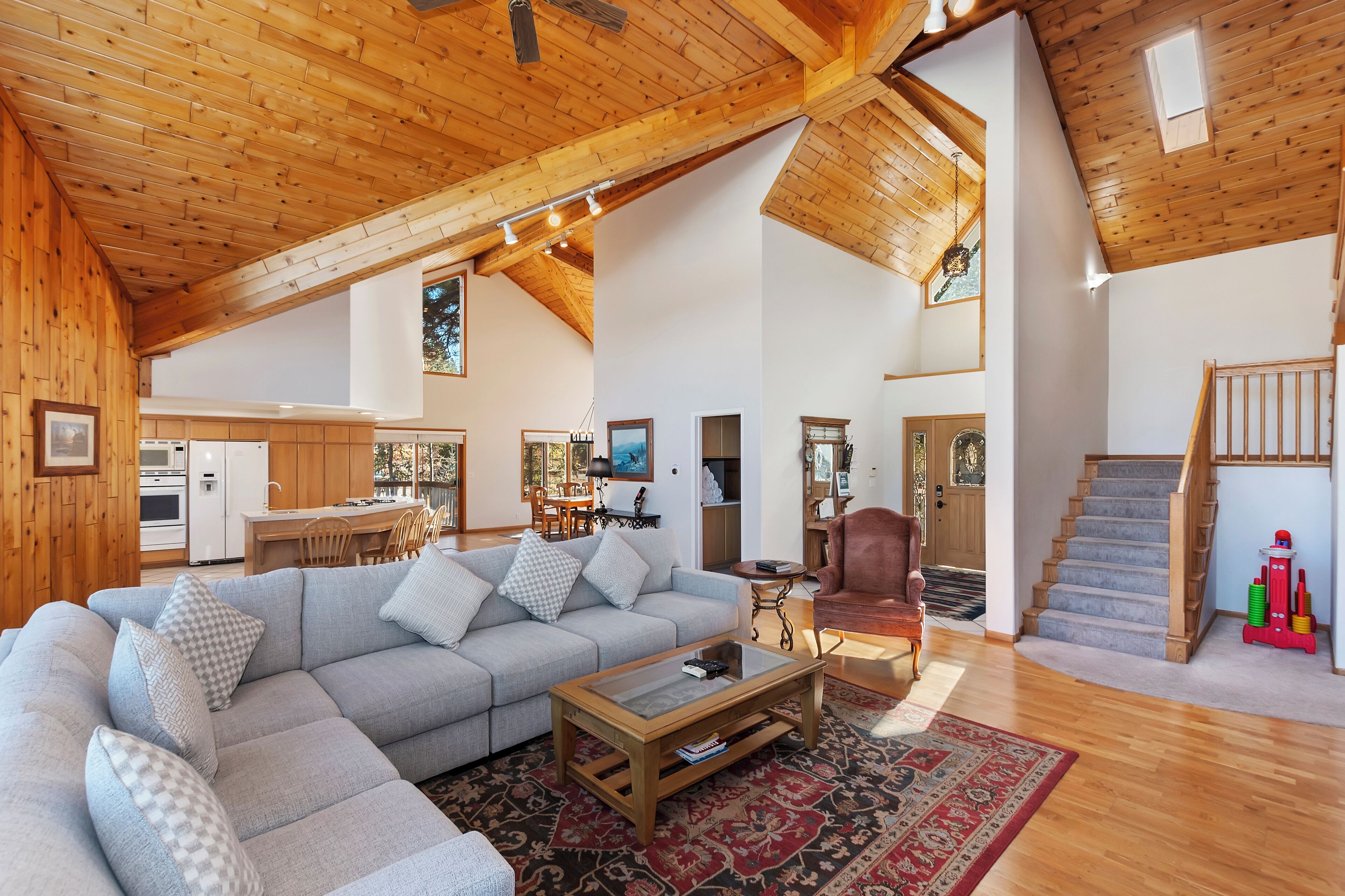 高級獨棟房屋, 4 間臥室, 壁爐, 湖景 | 客廳 | 50-吋智慧型電視、數位頻道、壁爐