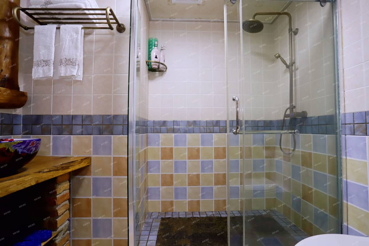 Combined shower/bathtub, hair dryer, towels, soap