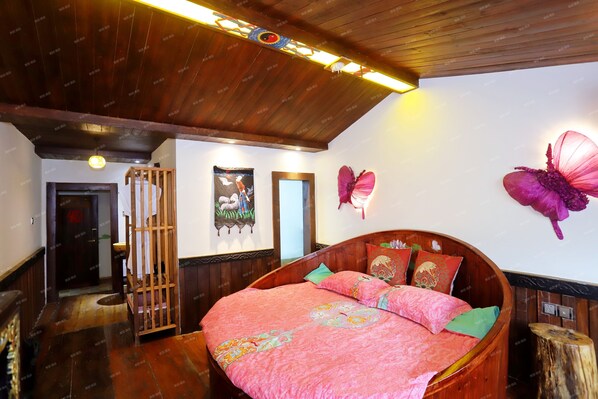A bedroom with a wooden bed, a wooden headboard, a wooden floor, and a ceiling with a light fixture. - Butterfly Loves Flower Inn (Zhangjiajie)
