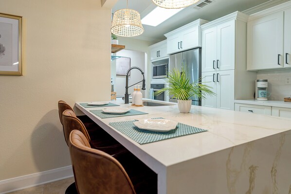 Private kitchen - Spacious Family Home! Large backyard, Hot Tub, Putting golf &BBQ (Galveston)