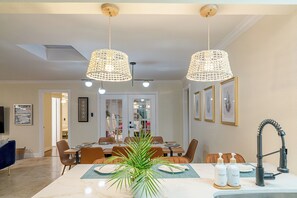 Dining - Spacious Family Home! Large backyard, Hot Tub, Putting golf &BBQ (Galveston)