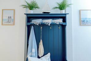 Interior - Spacious Family Home! Large backyard, Hot Tub, Putting golf &BBQ (Galveston)