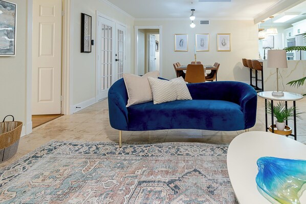 Living area - Spacious Family Home! Large backyard, Hot Tub, Putting golf &BBQ (Galveston)