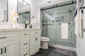 Shower, hair dryer, towels, soap - Spacious Family Home! Large backyard, Hot Tub, Putting golf &BBQ (Galveston)