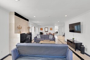 Smart TV y chimenea 