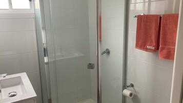 Dusche, Haartrockner, Handtücher, Toilettenpapier