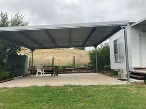 Outdoor dining - Cosy cottage on the edge on town within walking distance to the centre of town. (Gulgong)