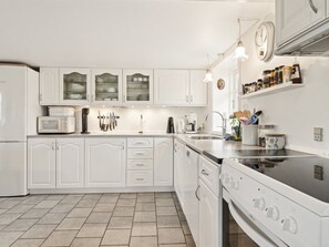 Kühlschrank, Mikrowelle, Geschirrspüler, Kochgeschirr/Geschirr/Besteck