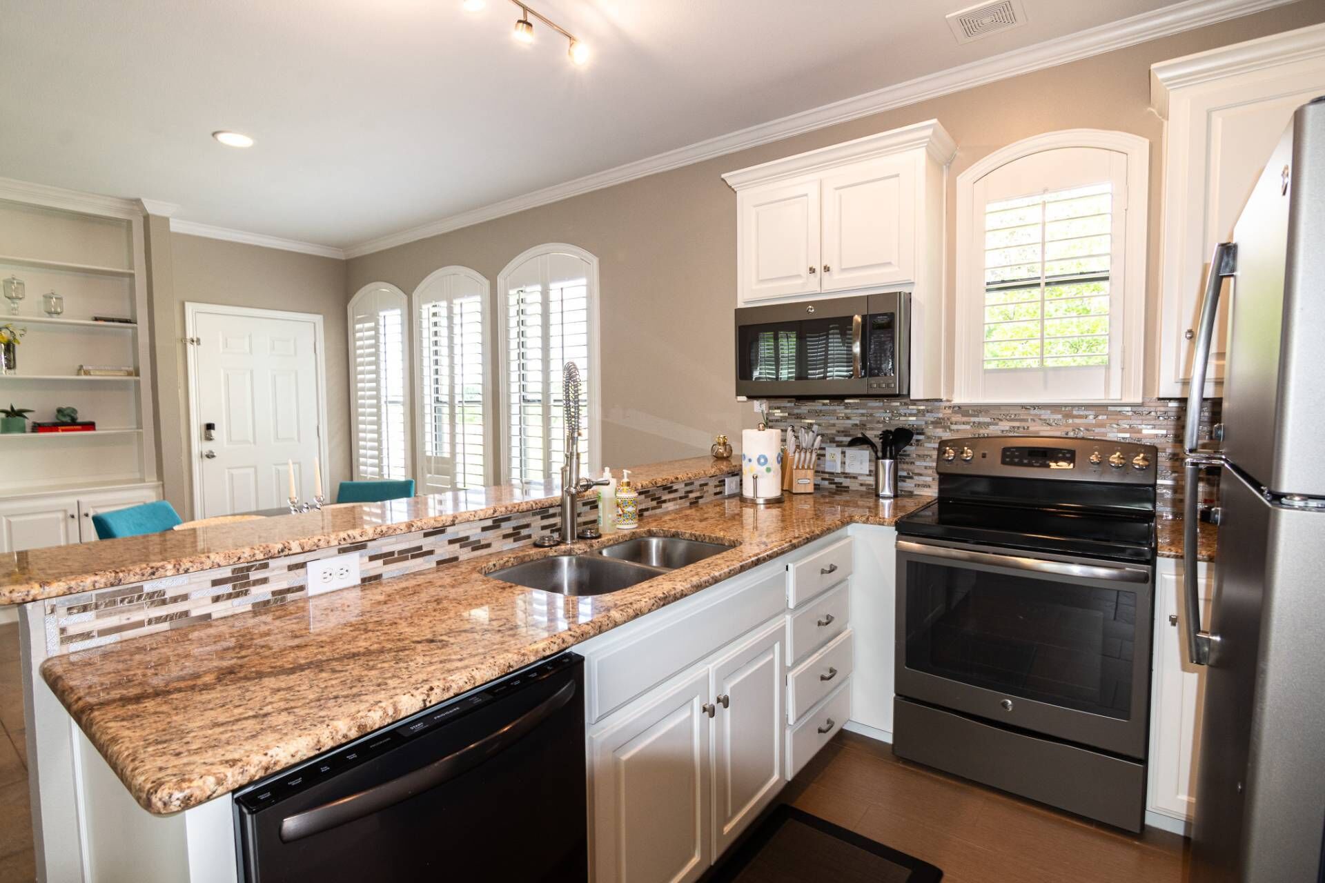 Réfrigérateur, micro-ondes, lave-vaisselle, cafetière/bouilloire