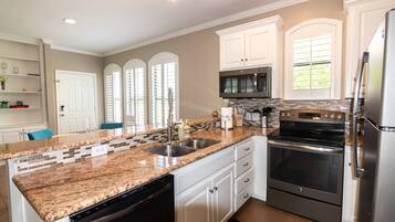 Réfrigérateur, micro-ondes, lave-vaisselle, cafetière/bouilloire