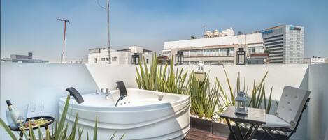 Outdoor spa tub