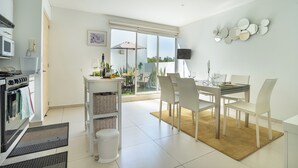 Una cocina moderna con comedor, ventanas amplias y vistas al exterior.