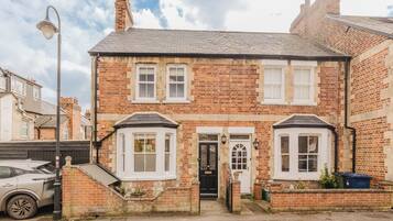 Vista frontal de la propiedad