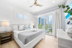 6 bedrooms, desk, iron/ironing board, travel cot - 400ft to Beach, Ocean View, Pool, Rooftop, in the Siesta Key Village, 6-bdr (Siesta Key)
