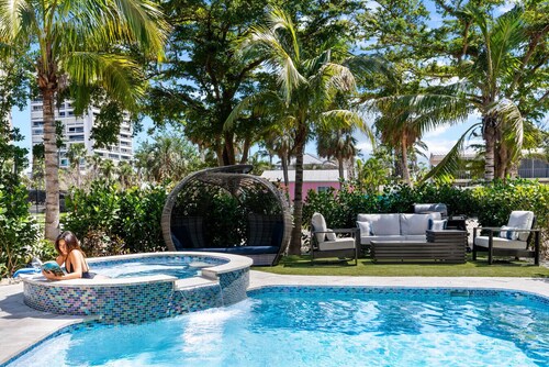 400ft to Beach, Ocean View, Pool, Rooftop, in the Siesta Key Village, 6-bdr