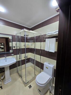 Standard Double Room Single Use, Non Smoking, Mountain View | Bathroom