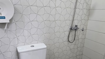 Secadora de cabello, toallas, jabón, papel de baño