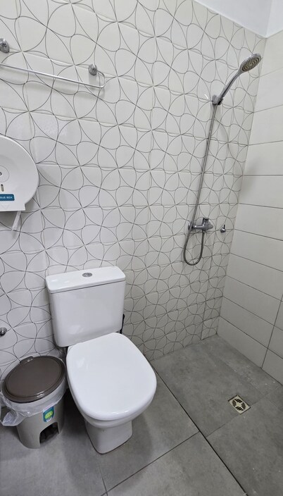 Cozy 1-bedroom apartment in fantastic Santa Cruz with AC, WiFi