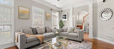 Smart-tv, een open haard en boeken