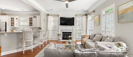 Smart-tv, een open haard en boeken