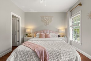 4 slaapkamers, een bureau, een strijkplank/strijkijzer, reisbedje