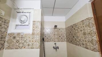 Douche, serviettes fournies, savon, shampoing