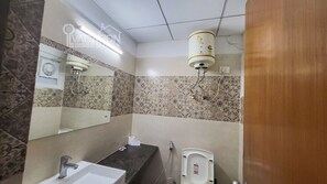 Regadera, toallas, jabón, papel de baño