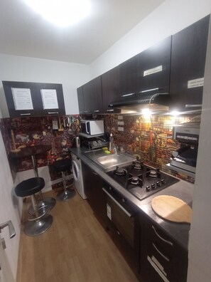 Micro-ondes, four, batterie de cuisine, vaisselle et ustensiles