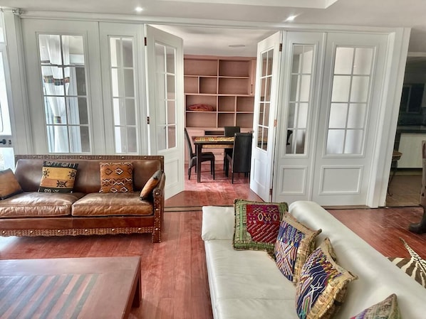 Smart TV - A gem in Addis 2-bedroom apartment with WiFi in Addis Ababa (Addis Ababa)