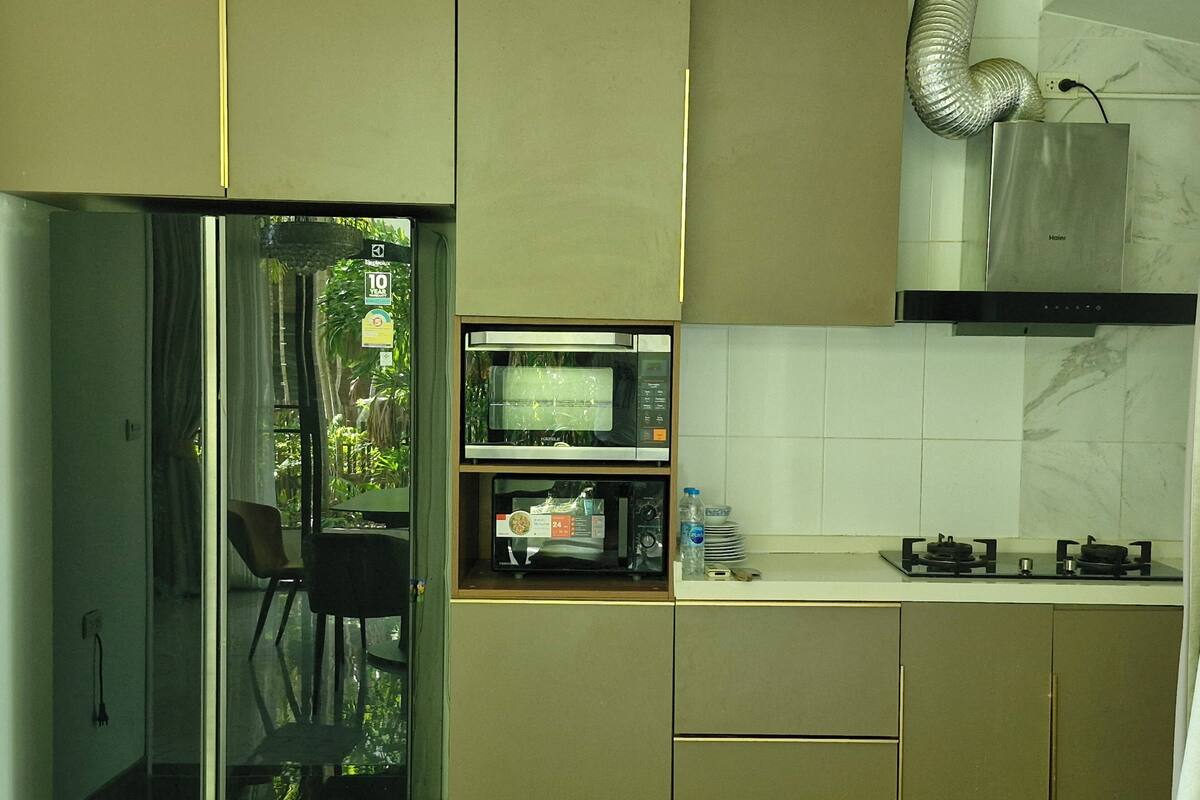 Oven, stovetop, electric kettle, toaster