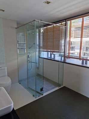 Shower, rainfall showerhead, hair dryer, towels - Palmeraiebeach Resort Rayong (Klaeng)