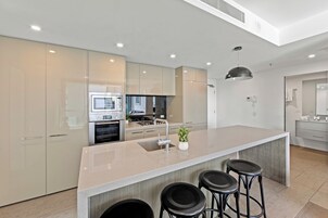 Full-size fridge, microwave, oven, stovetop