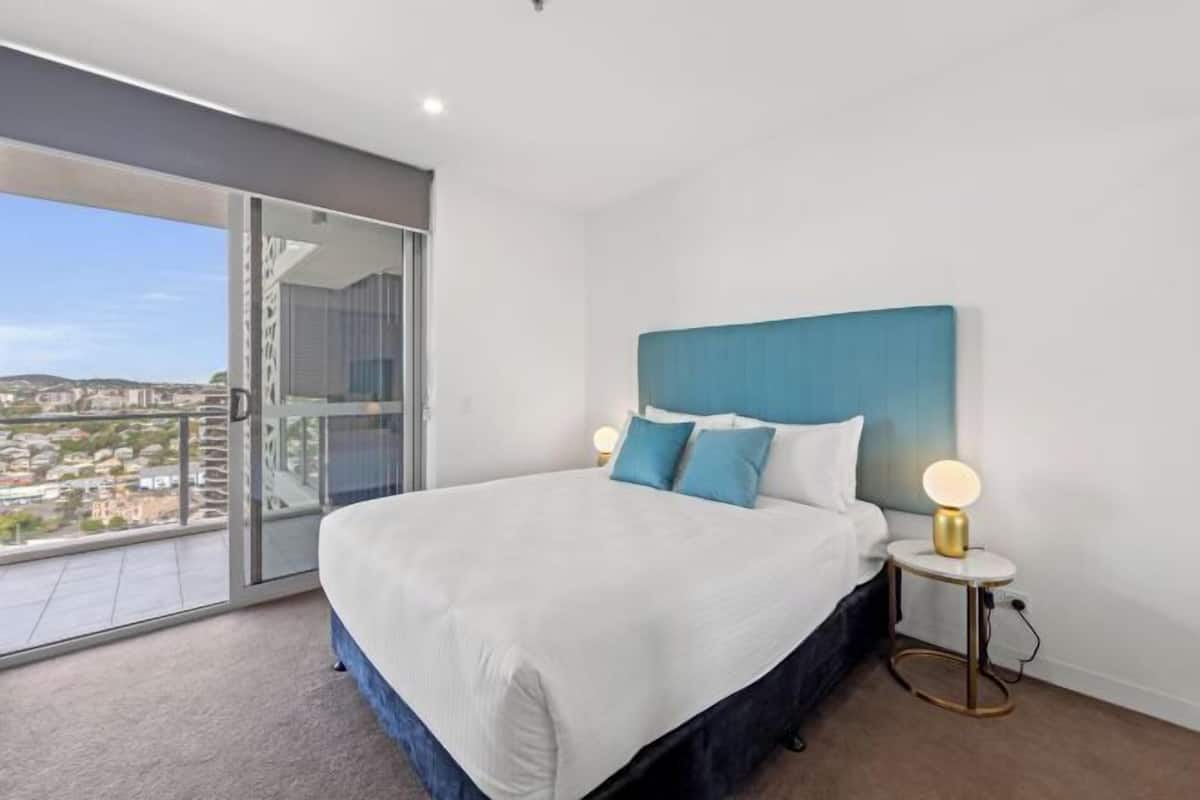 Laptop workspace, iron/ironing board, free WiFi