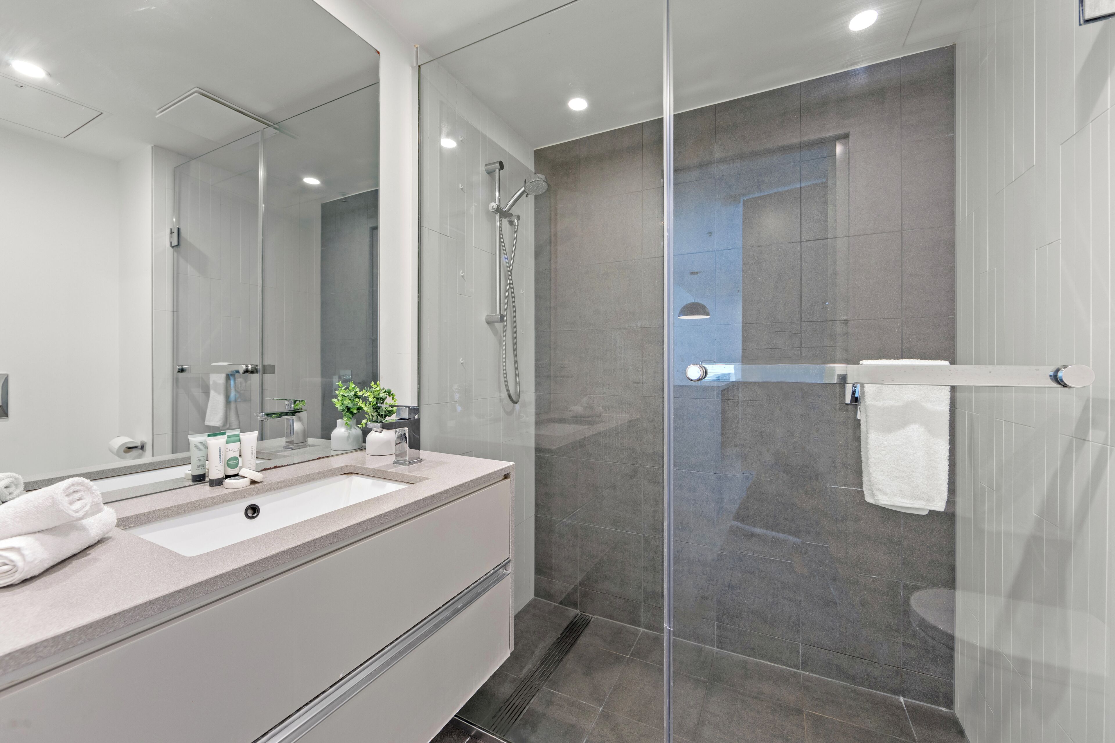 Appartement, 1 slaapkamer | Badkamer | Een douche, een haardroger, handdoeken, zeep