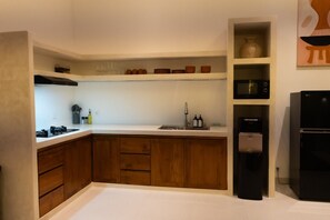 Frigorifero, microonde, piano cottura, macchina per tè/caffè