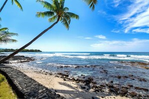 Beach nearby, sun-loungers, beach towels