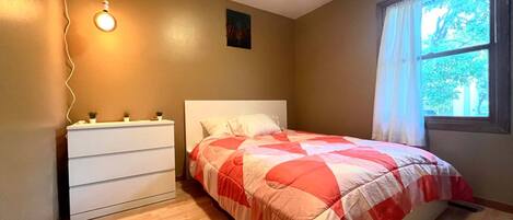 3 chambres, fer et planche à repasser, Wi-Fi, draps fournis